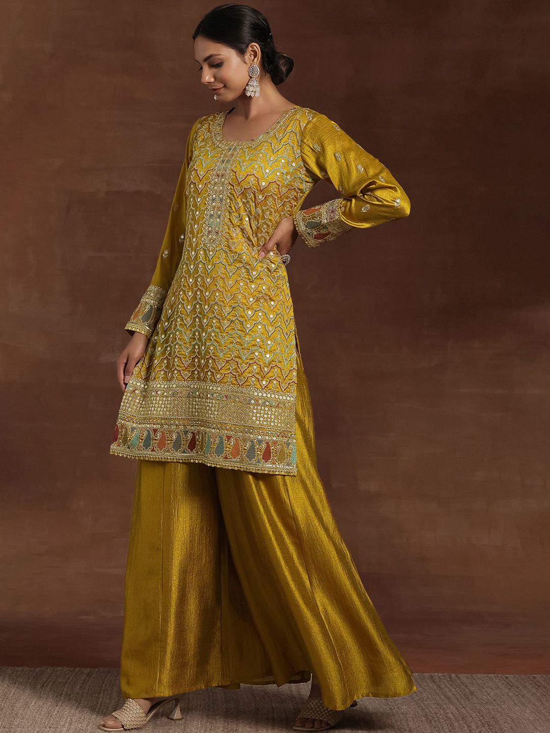 Dhiyona LL Ethnic Motifs Embroidered Round Neck Three-Quarter Sleeves Sequinned Kurta Set