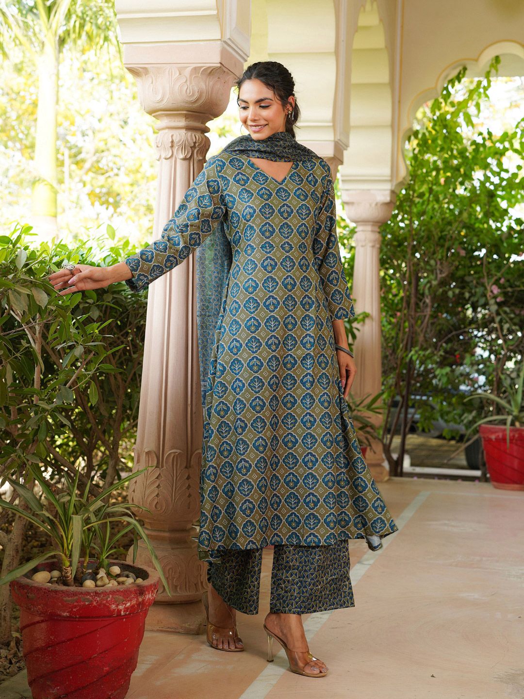 Dhiyona KL Women Floral Printed Kurta with Palazzo & Dupatta