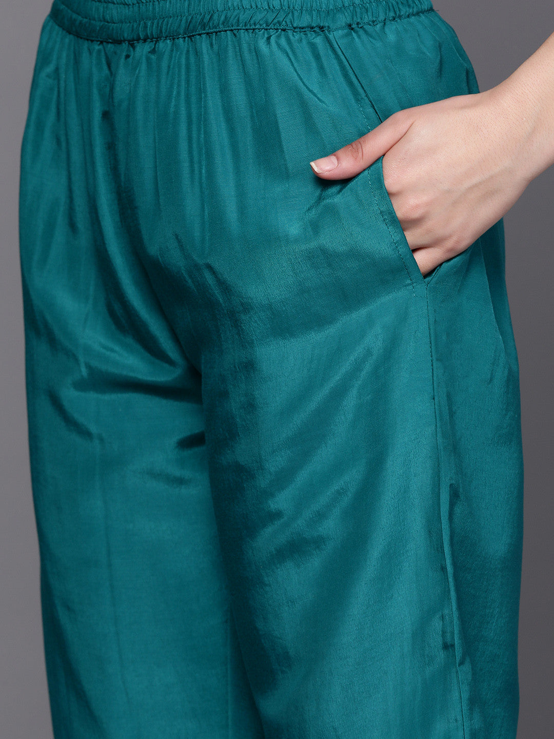 Women Green Floral Pure Silk Kurta with Trousers & With Dupatta