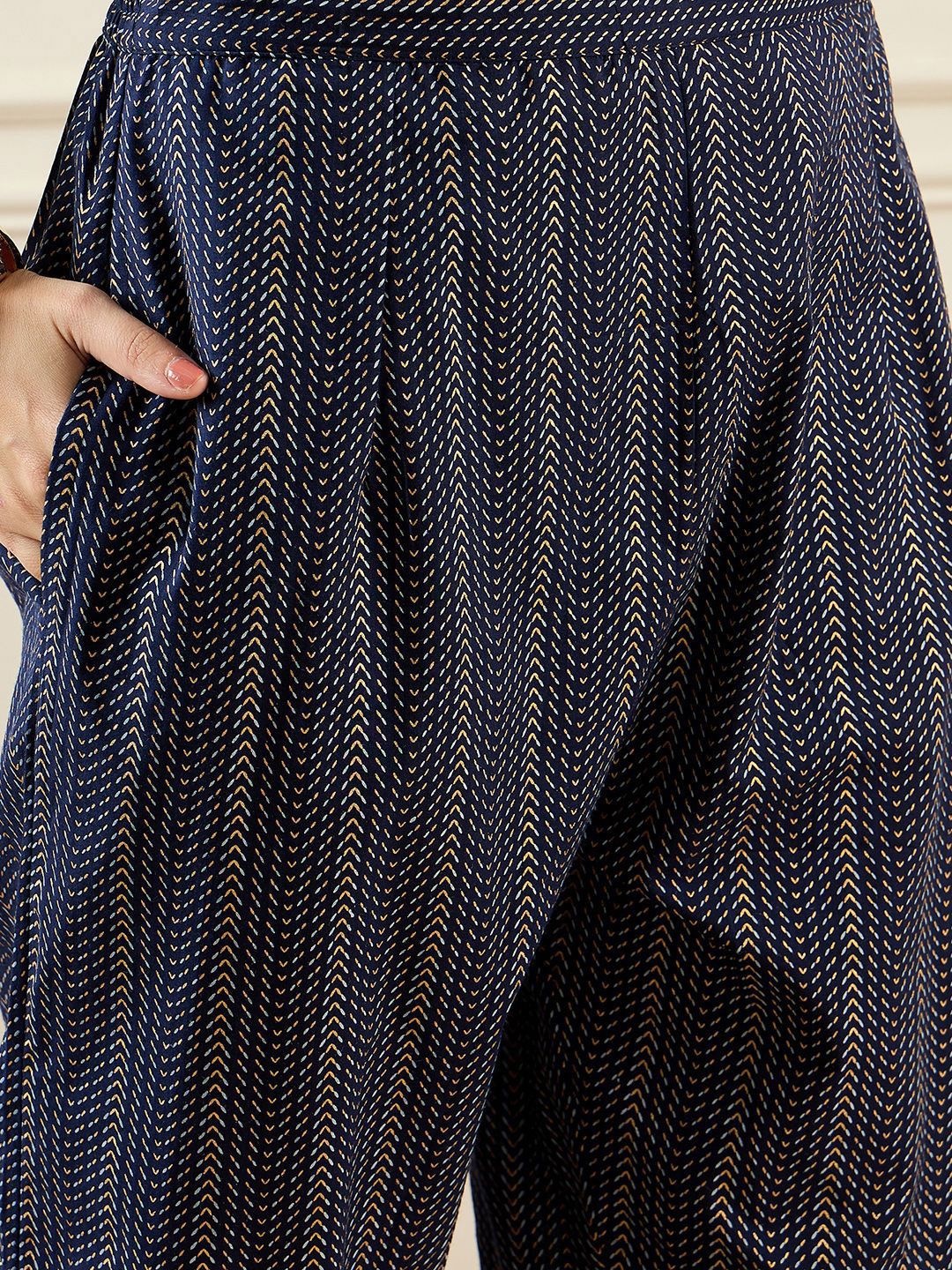 Dhiyona IE Geometric Printed V-Neck Pure Cotton Straight Kurta With Trousers