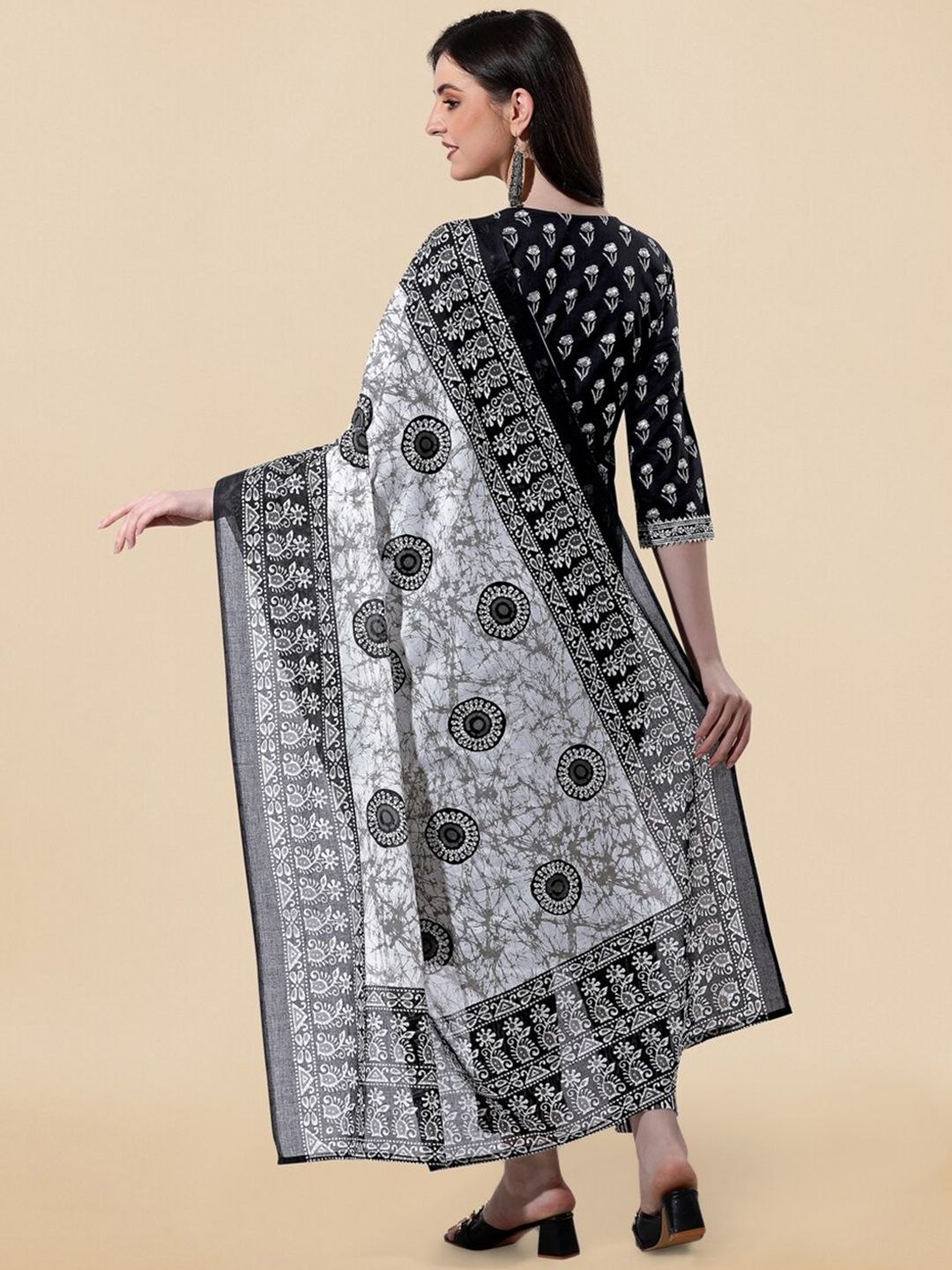 Dhiyona KL Floral Printed Gotta Patti Pure Cotton Kurta With Trousers & Dupatta