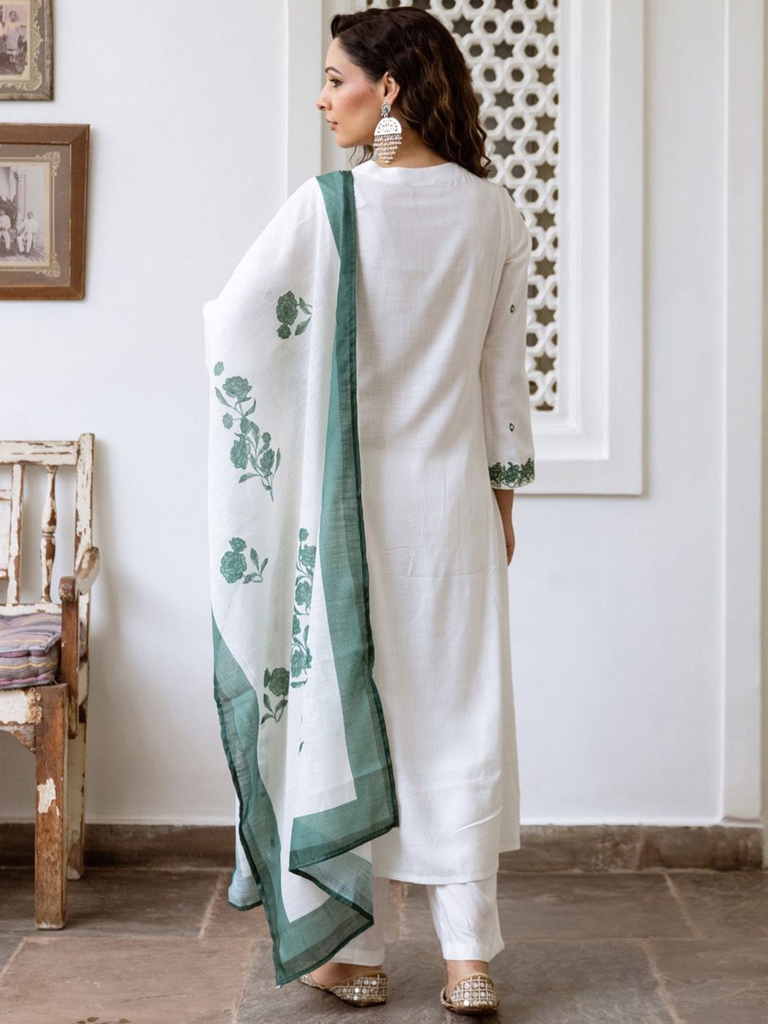 Dhiyona IE Women Floral Embroidered Empire Thread Work Pure Cotton Kurta with Trousers & With Dupatta