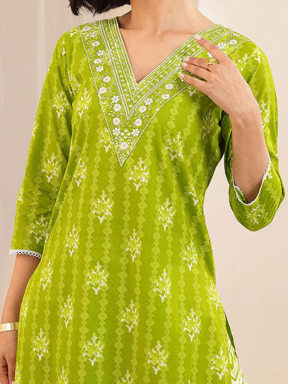 Floral Printed Thread Work Straight Kurta With Trousers & Dupatta