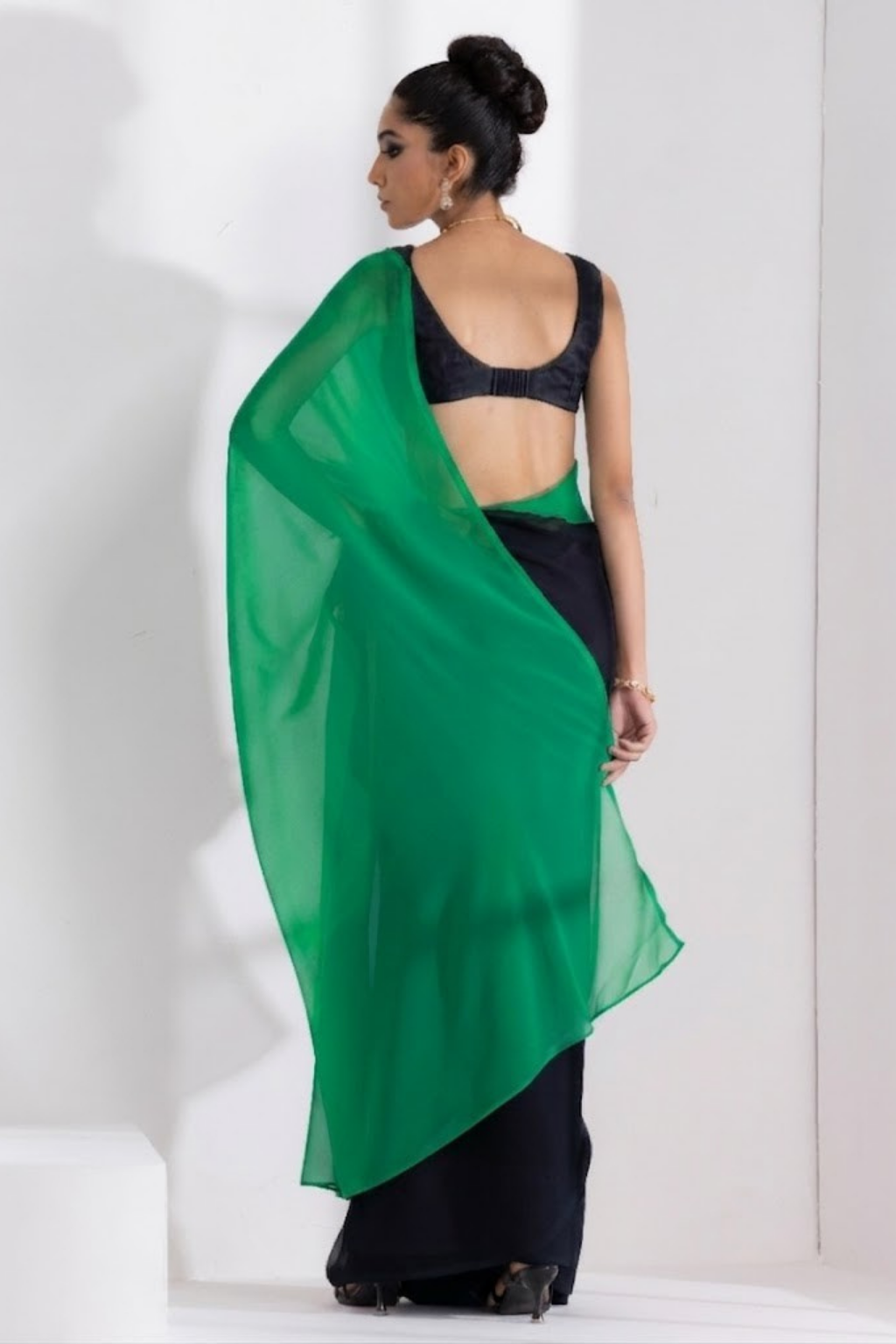 Dhiyona ST Black and Green Georgette Triangle Saree with Blouse Fabric