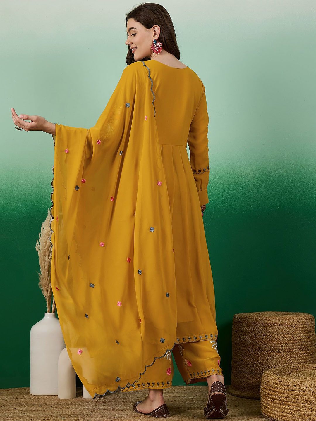 Dhiyona KL Floral Embroidered V-Neck Cuffed Sleeves Thread Work Kurta ,Palazzos & Dupatta