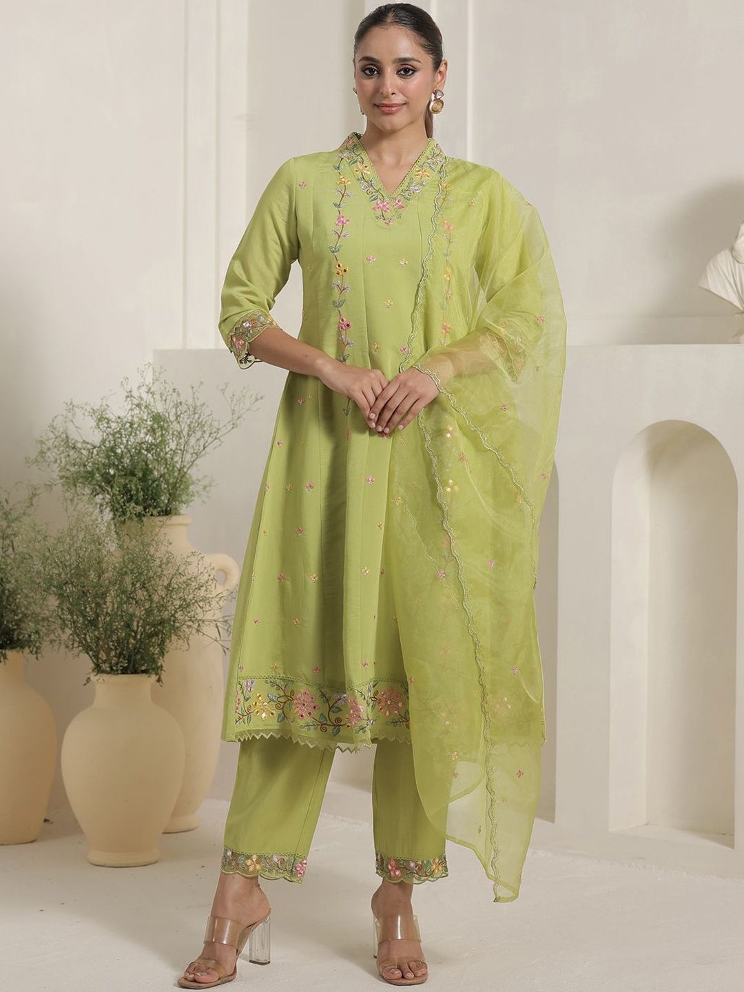 Dhiyona IE Women Floral Embroidered Thread Work Kurta And Palazoos With Dupatta