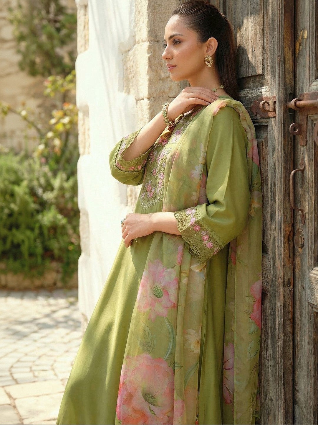 Women Floral Embroidered Regular Thread Work Liva Kurta with Trousers & With Dupatta