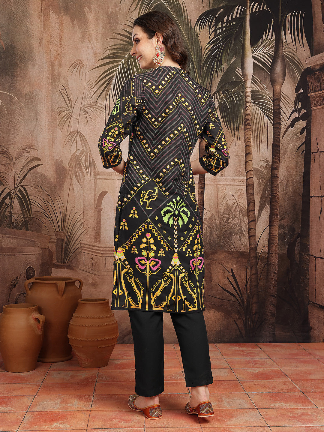 Ethnic Motifs Printed Mandarin Collar Straight Kurta with Trousers