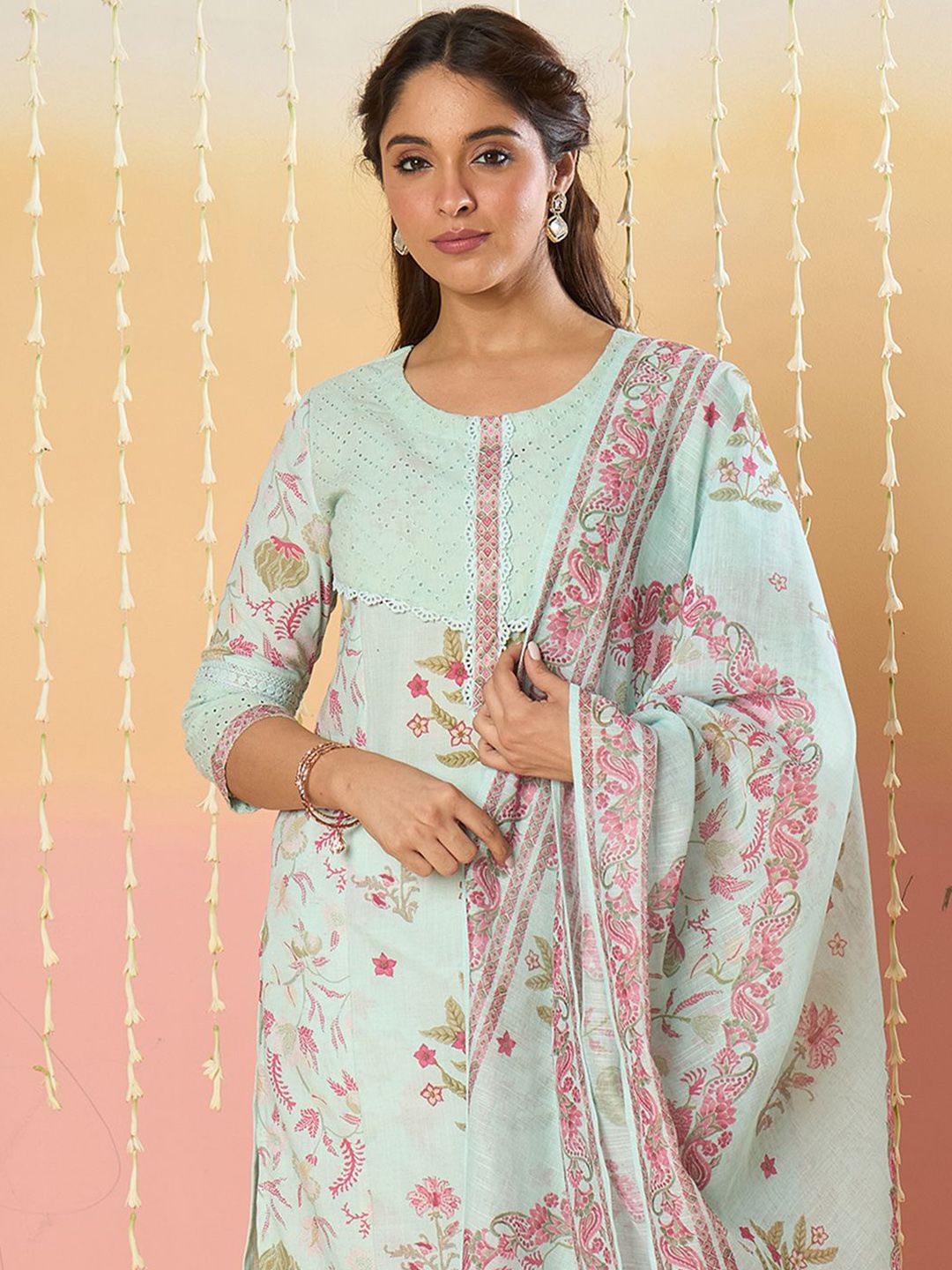 Dhiyona IE Women Floral Printed Regular Kurta with Trousers & Dupatta