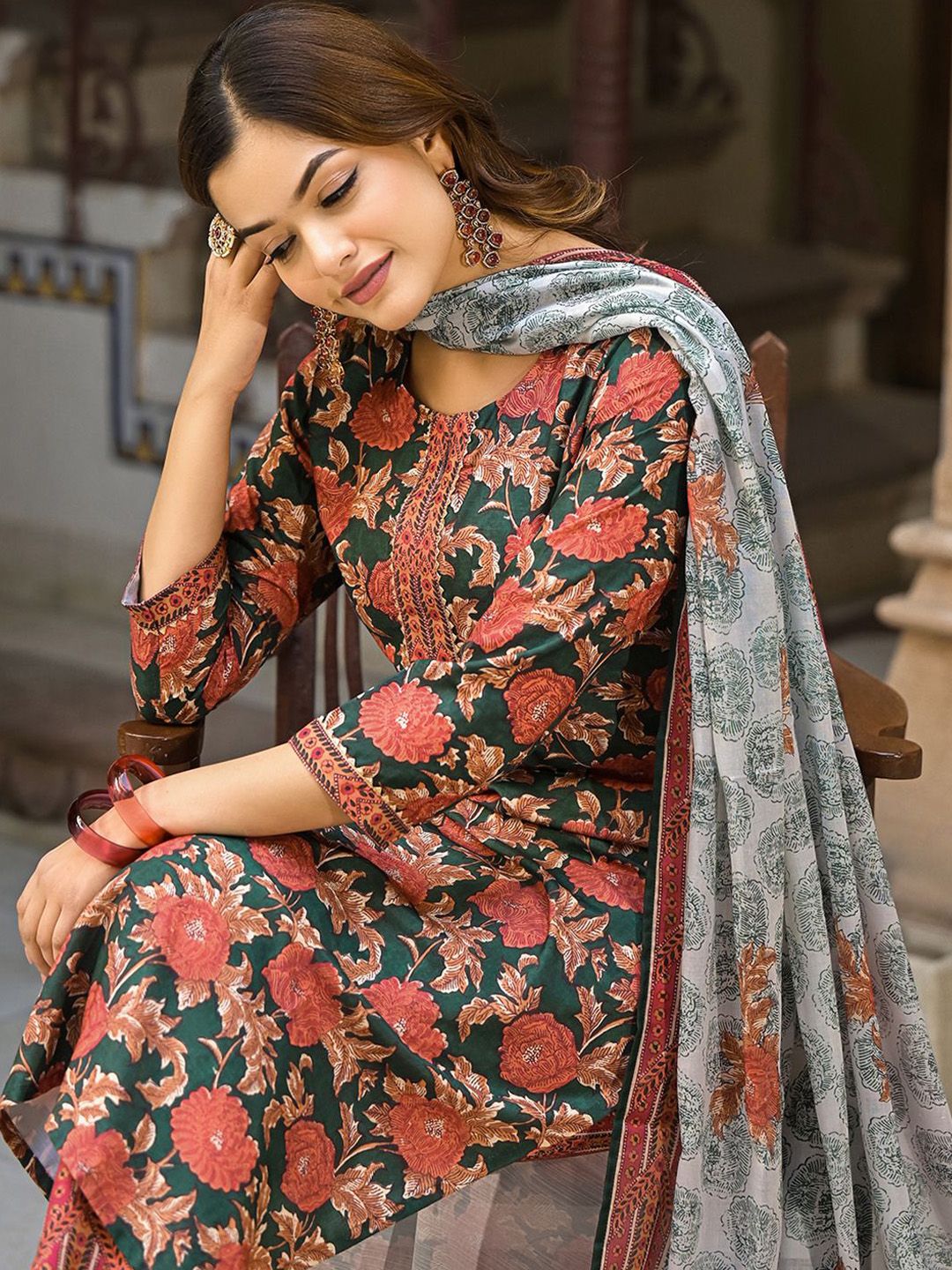 Dhiyona KL Women Floral Printed Round Neck Straight Kurta with Trousers & With Dupatta