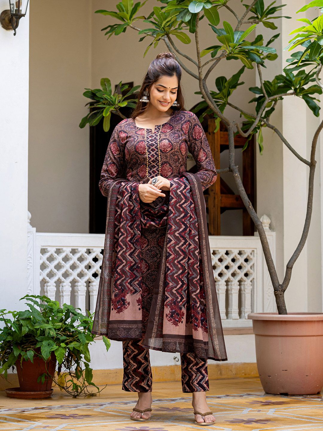 Dhiyona KL Geometric Printed Notch Neck Kurta With Trousers & Dupatta
