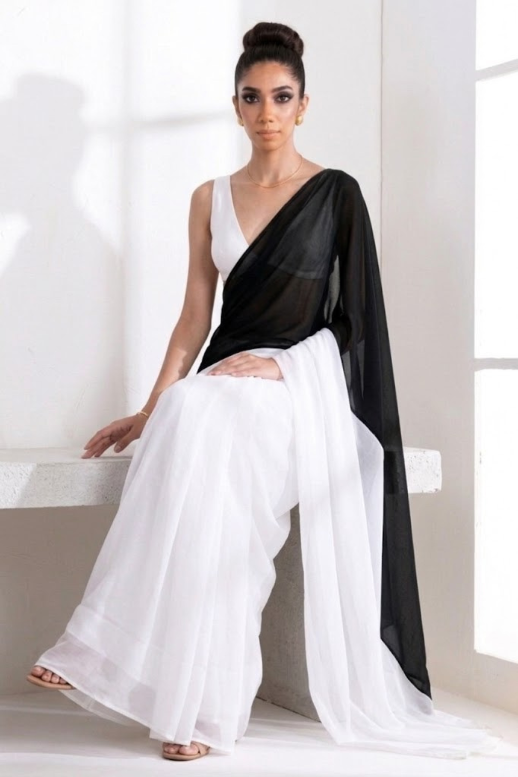 Dhiyona ST White and Black Georgette Triangle Saree with Blouse Fabric