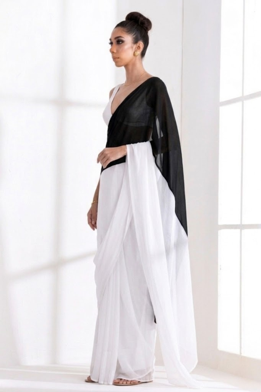 Dhiyona ST White and Black Georgette Triangle Saree with Blouse Fabric