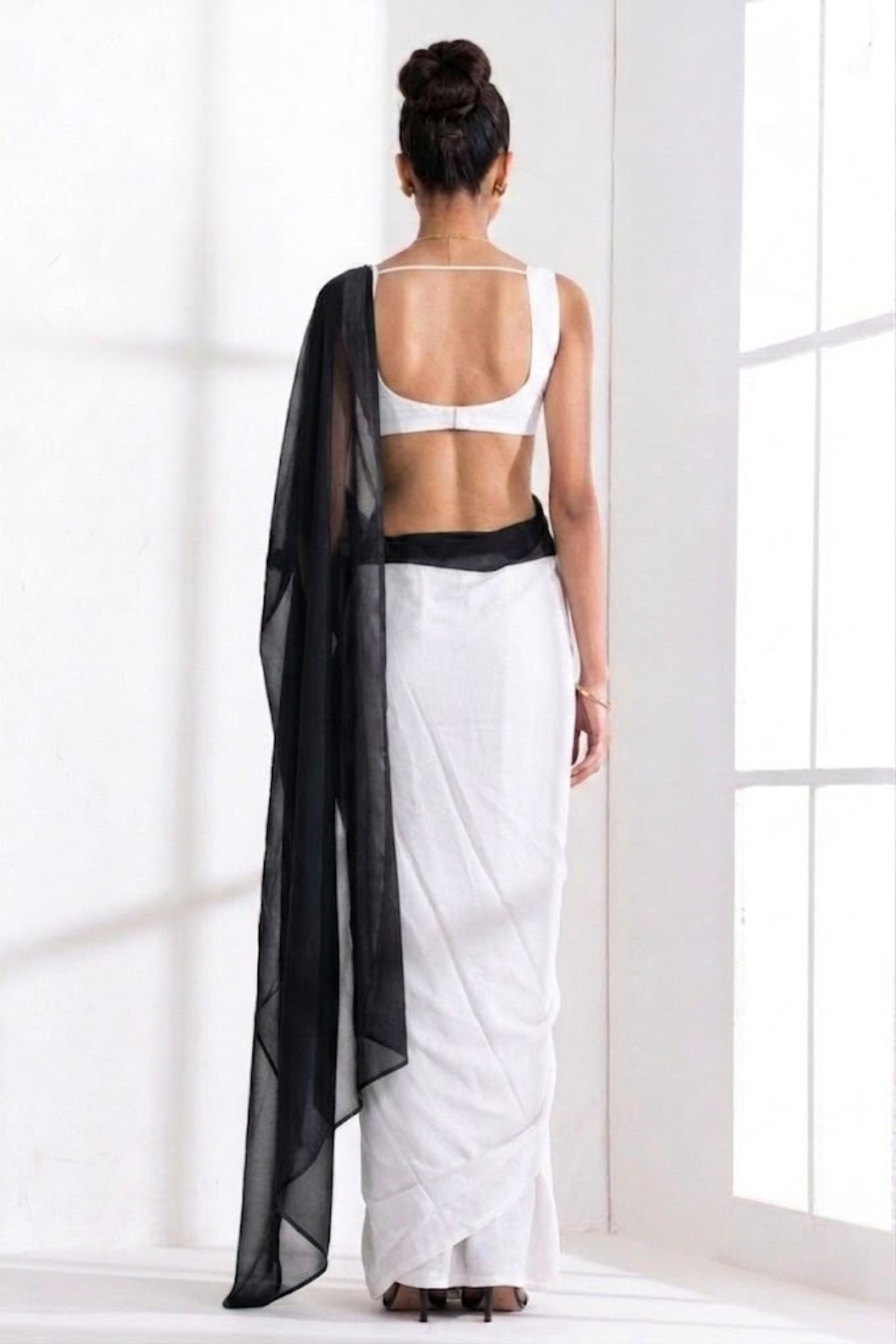 Dhiyona ST White and Black Georgette Triangle Saree with Blouse Fabric