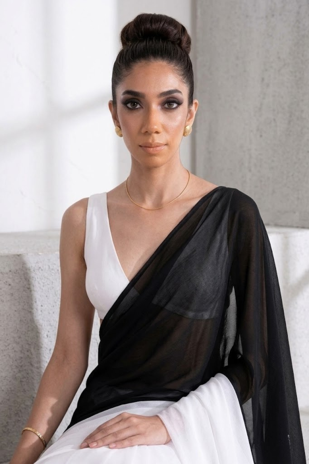 Dhiyona ST White and Black Georgette Triangle Saree with Blouse Fabric
