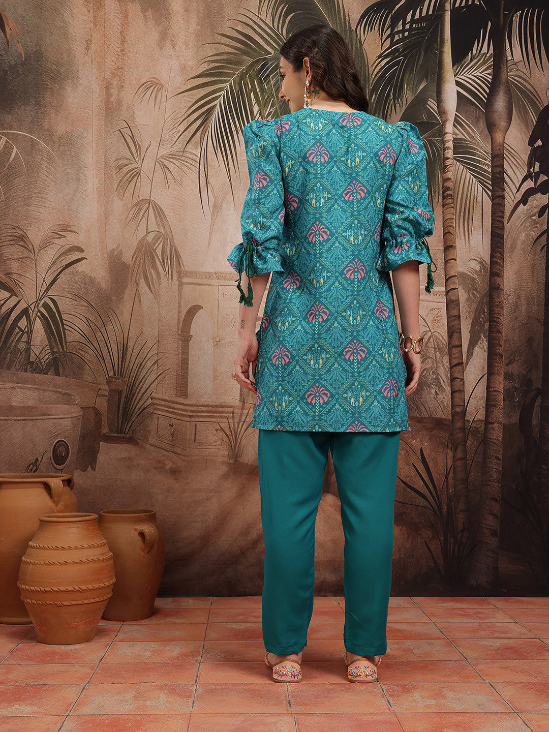 Women Printed Kurta with Trousers
