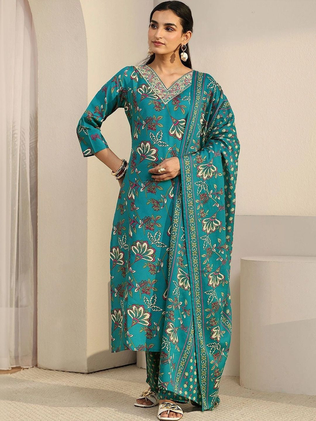 Women Floral Printed Regular Kurta with Trousers & With Dupatta