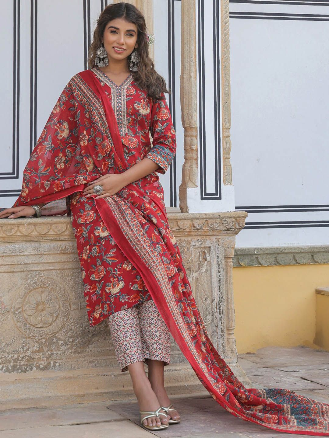 Dhiyona RR Women's Floral Printed V-Neck Sequinned Pure Cotton Kurta Set