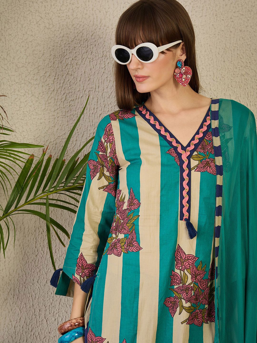 Women Floral Printed Pure Cotton V-Neck Kurta with Trousers & With Dupatta