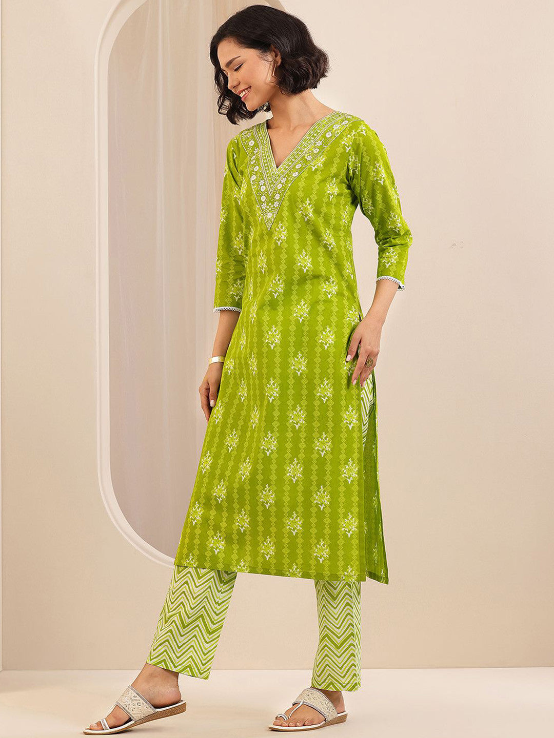 Floral Printed Thread Work Straight Kurta With Trousers & Dupatta