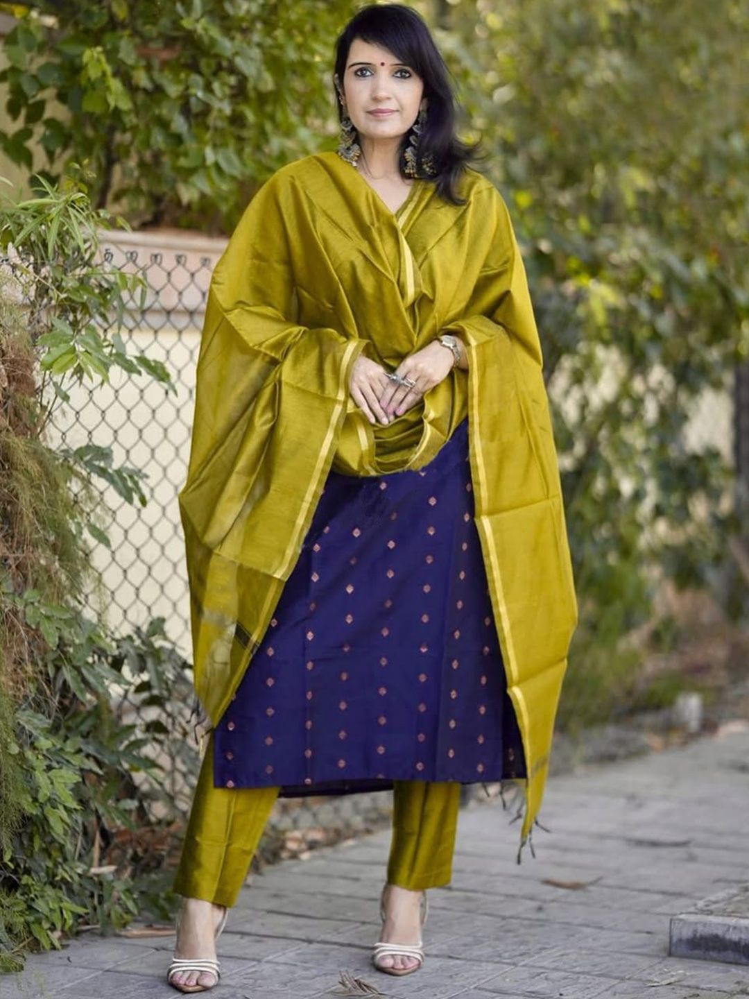 Dhiyona KL Ethnic Motifs Printed V-Neck Straight Kurta With Trousers And Dupatta
