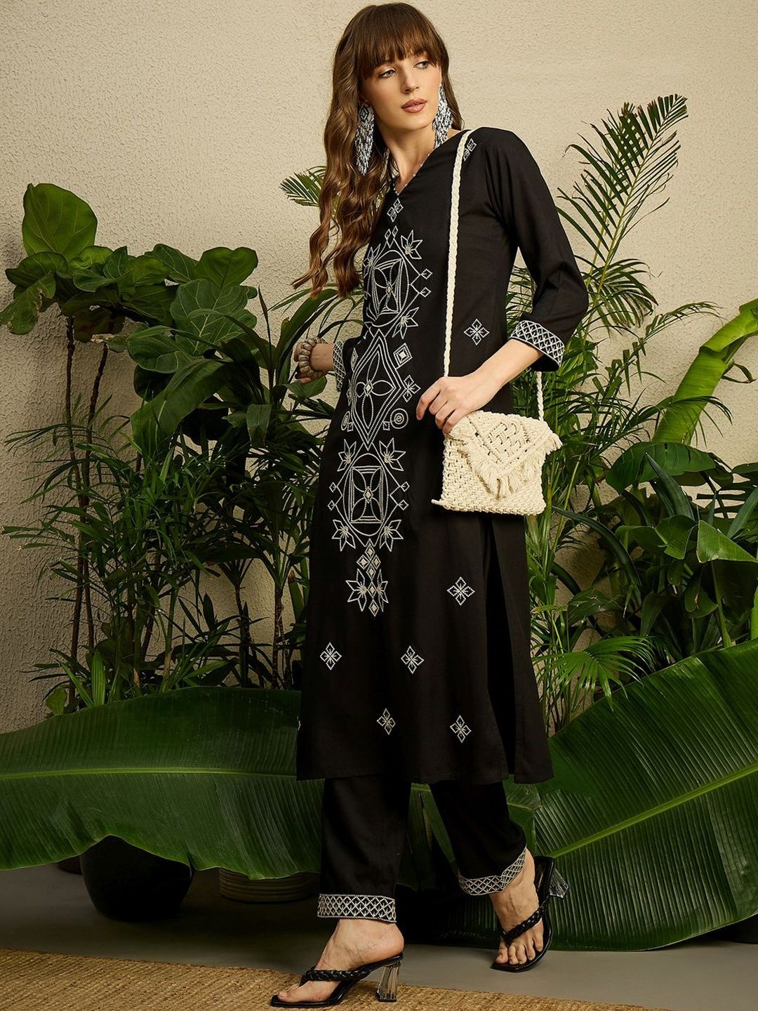 Dhiyona IE Women Embroidered Regular Thread Work Kurta with Trousers