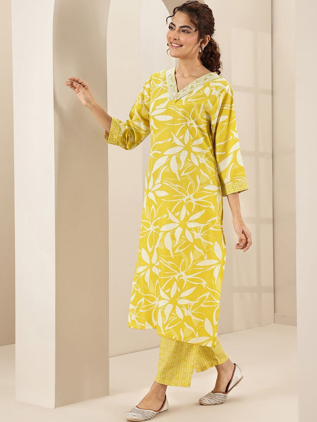 Women Floral Printed Regular Thread Work Kurta with Trousers & With Dupatta
