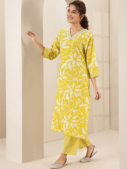 Women Floral Printed Regular Thread Work Kurta with Trousers & With Dupatta