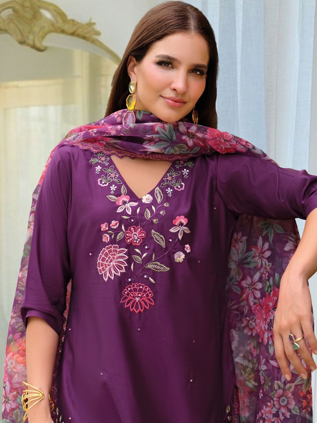 Women Floral Embroidered Regular Thread Work Liva Kurta with Trousers & With Dupatta
