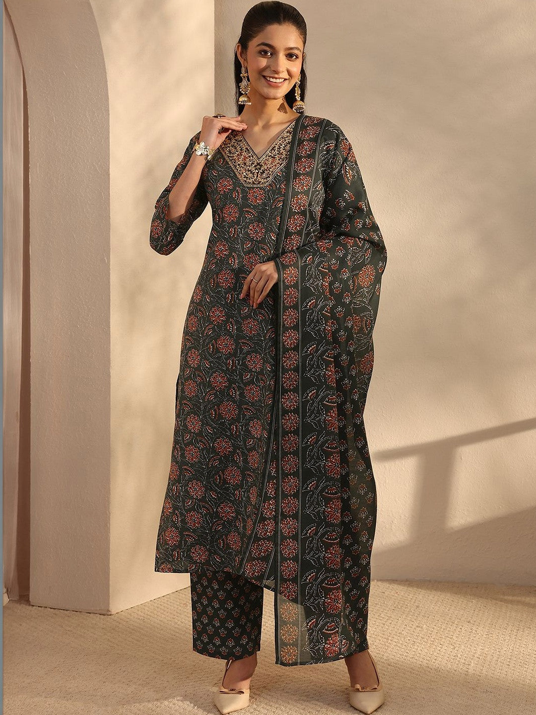Women Floral Printed Regular Thread Work Kurta with Trousers & With Dupatta