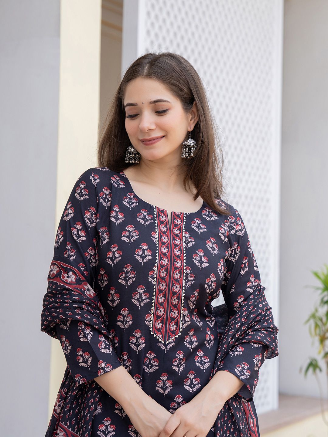 Dhiyona KL Floral Printed Round Neck Straight Kurta With Trousers & Dupatta