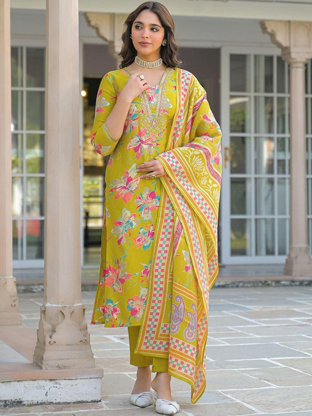 Dhiyona KL Women Floral Printed Regular Thread Work Kurta with Trousers & With Dupatta