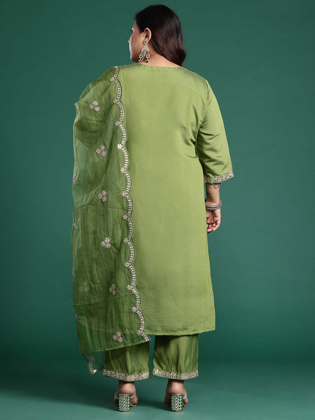 Dhiyona Women's Plus Size Floral Embroidered Gotta Patti Kurta with Trousers & With Dupatta