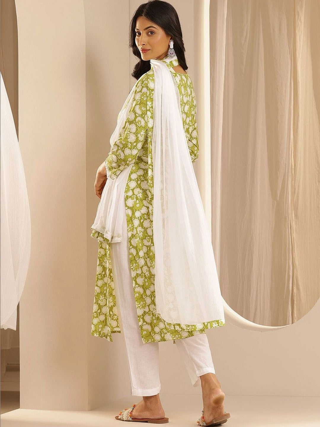 Women Floral Printed Regular Kurta with Trousers & With Dupatta