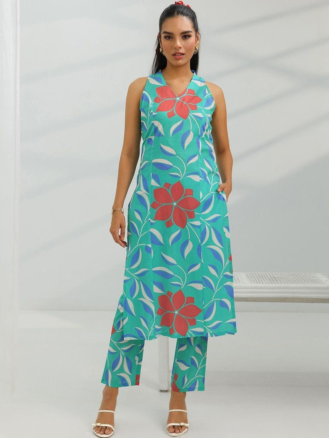 Women Floral Printed Regular Kurta with Trousers