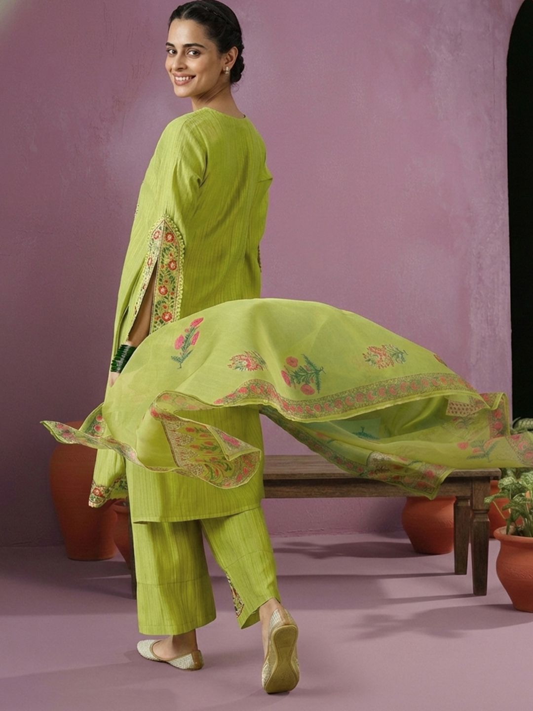 Dhiyona CH Women Floral Embroidered Regular Thread Work Kurta with Trousers & With Dupatta