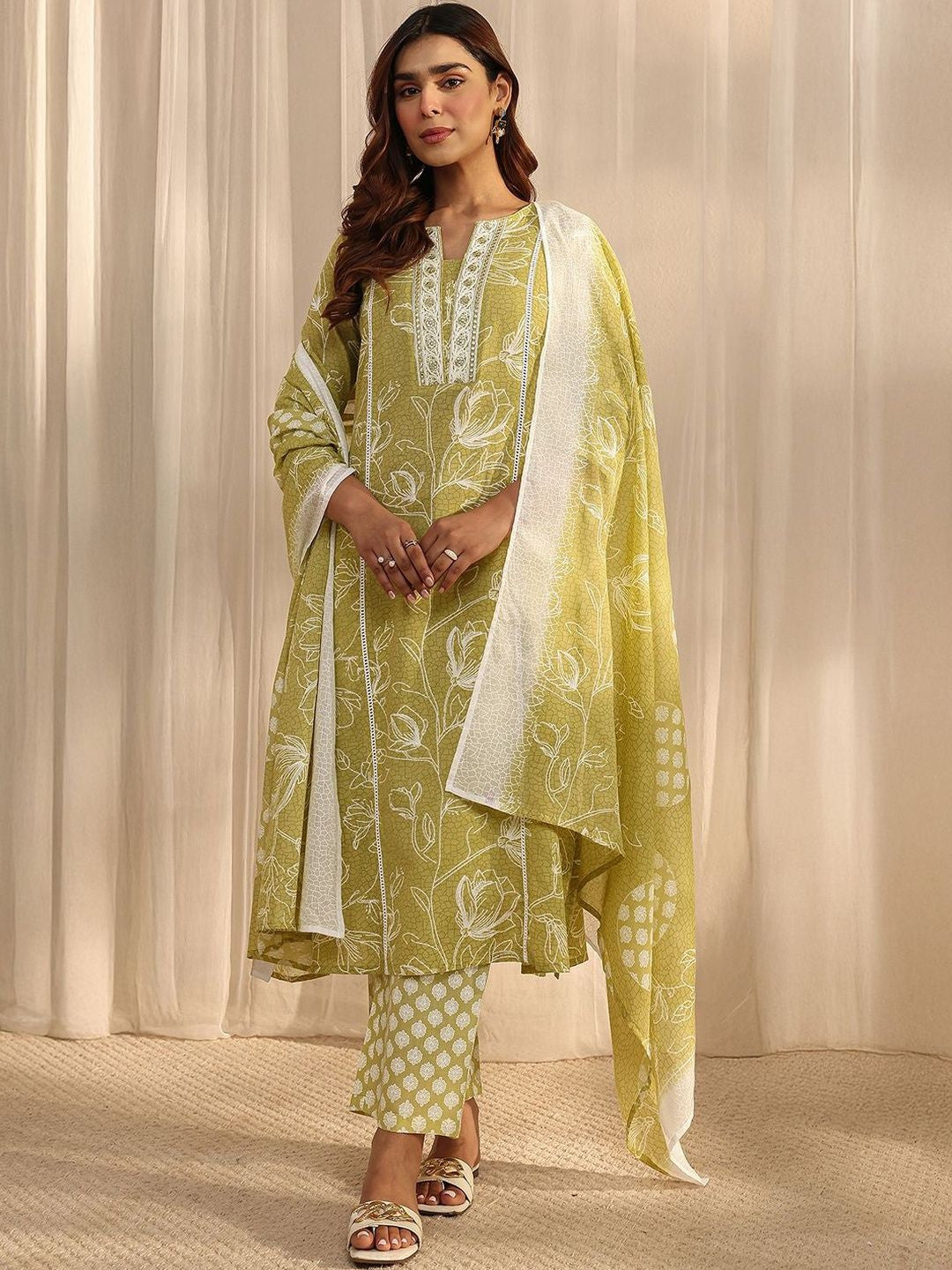Women Floral Printed Regular Thread Work Kurta with Trousers & With Dupatta
