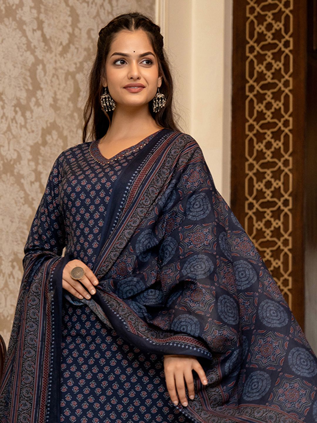 Dhiyona KL Ethnic Motifs Printed Regular Gotta Patti Straight Kurta with Trousers & Dupatta