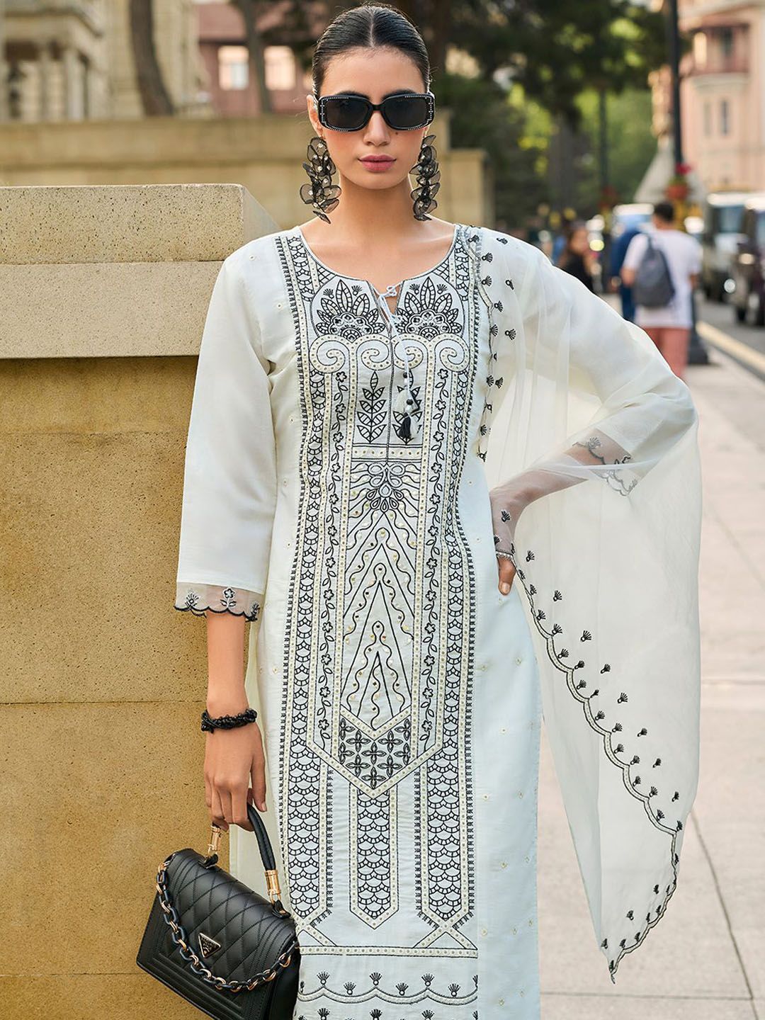 Dhiyona IE Women Floral Embroidered Kurta with Trousers & Dupatta