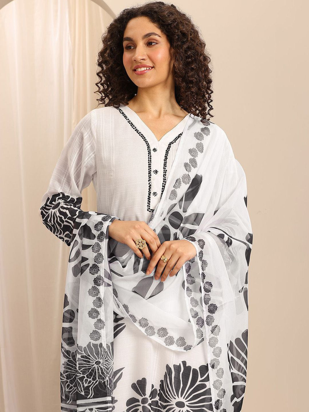 Women Floral Printed Kurta with Trousers & With Dupatta