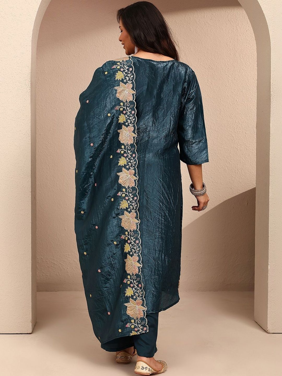 Dhiyona Women's Floral Embroidered Regular Thread Work Kurta with Trousers & With Dupatta