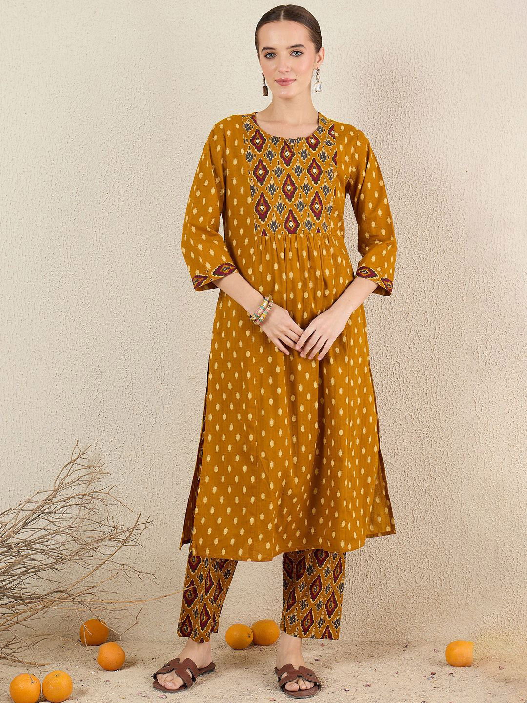 Women Geometric Printed Cotton Kurta with Trousers