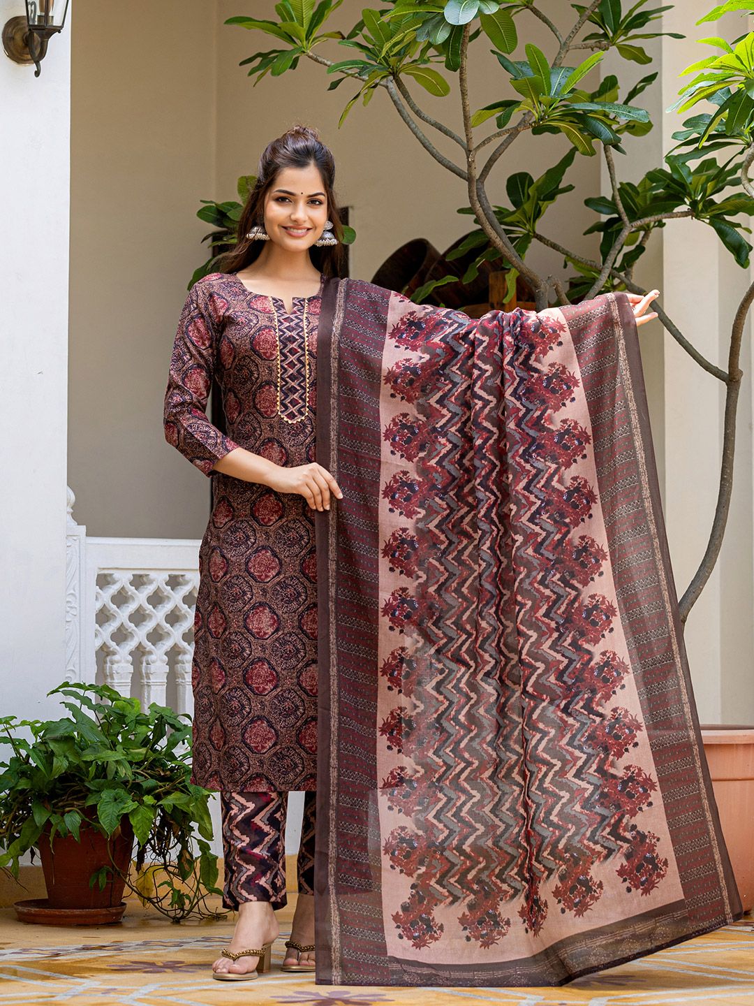 Dhiyona KL Geometric Printed Notch Neck Kurta With Trousers & Dupatta