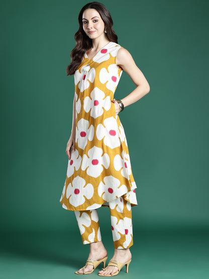 Women Printed Pleated Pure Cotton Kurta with Trousers
