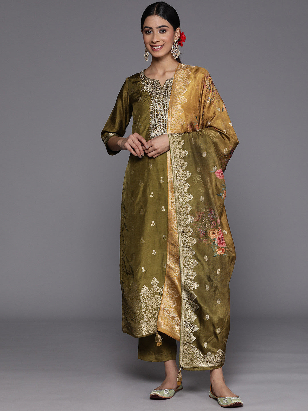Women Floral Embroidered Sweetheart Neck Pure Silk Kurta With Trousers & Dupatta