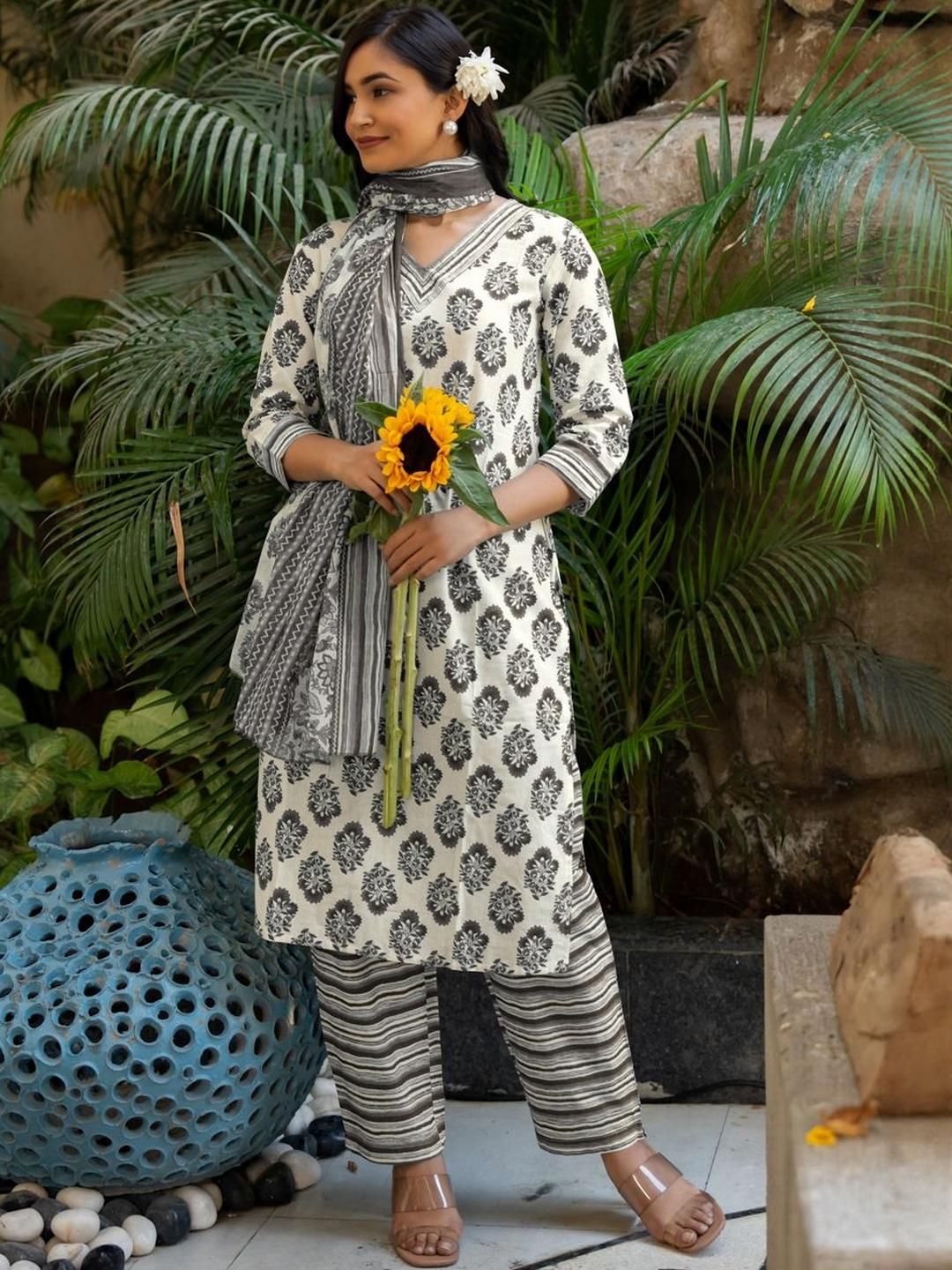 Dhiyona KL Women White Pure Cotton Kurta Sets