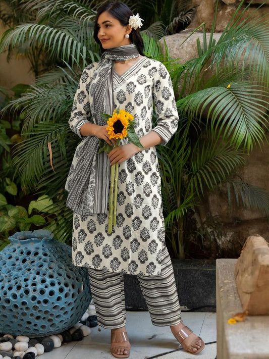 Dhiyona KL Women White Pure Cotton Kurta Sets