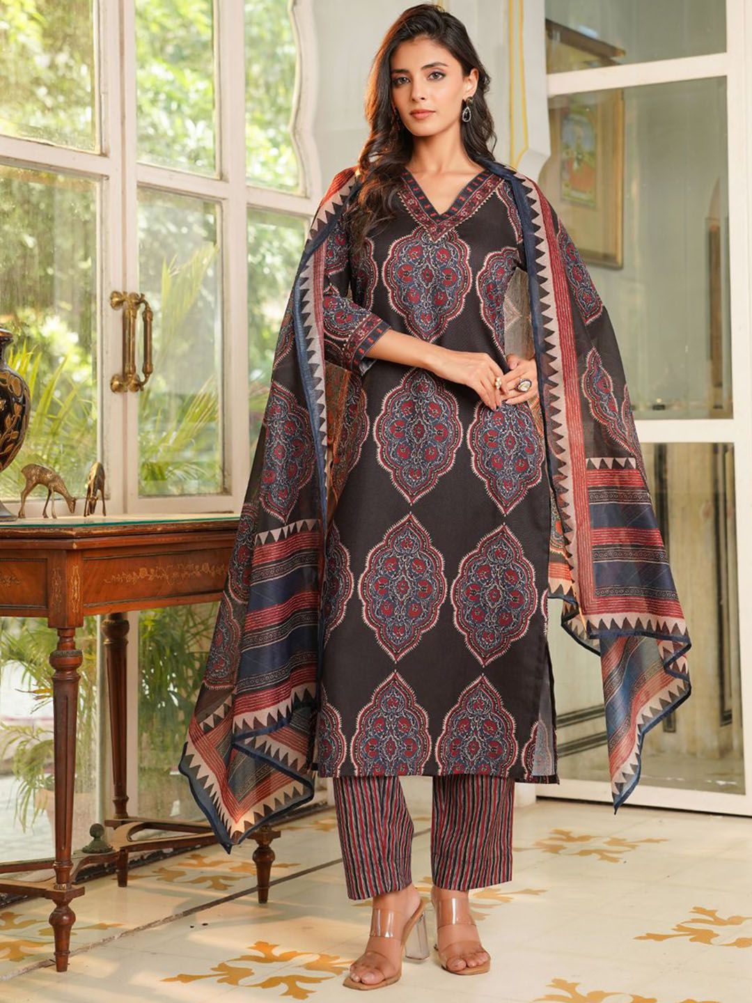 Dhiyona KL Ethnic Motifs Printed V-Neck Straight Kurta With Trousers And Dupatta