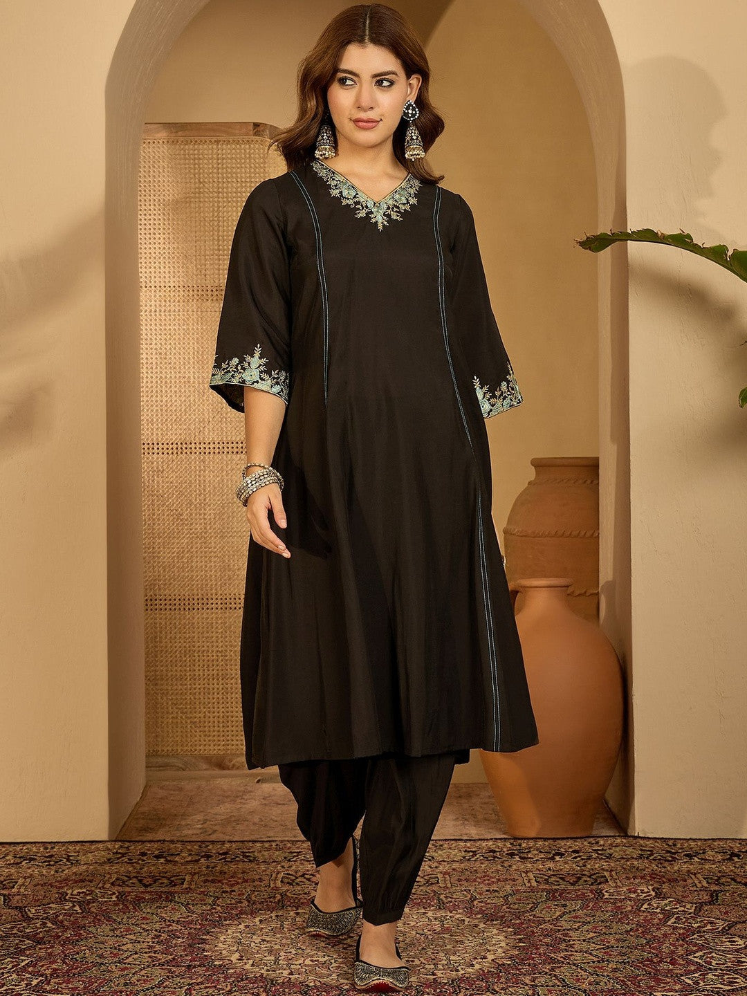 Women Black Embroidered Kurta Sets With Dupatta