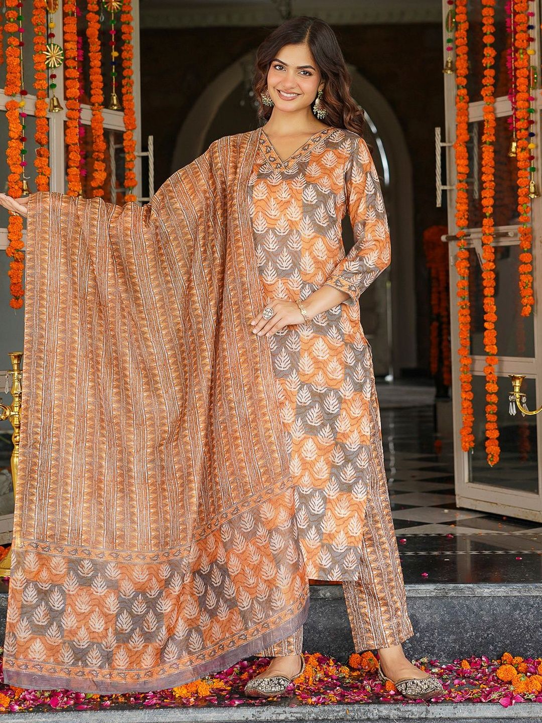 Dhiyona KL Ethnic Motifs Printed V-Neck Straight Kurta With Trousers & Dupatta
